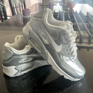 Nike air max silver tennis shoes size 4 youth